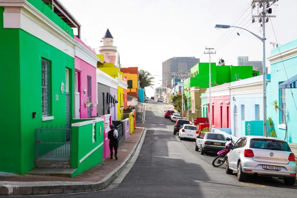 A imagem vibrante retrata as icônicas casas em tons pastel do histórico bairro Bo-Kaap na Cidade do Cabo