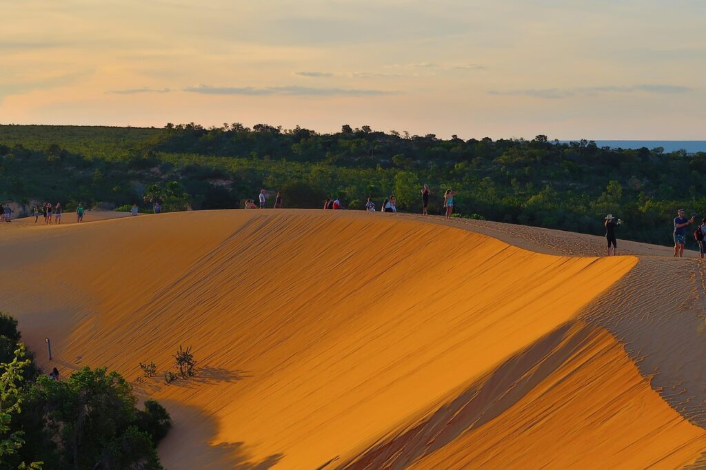 Entardecer mágico nas dunas do Jalapão, um espetáculo à parte na sua aventura pelo Tocantins.