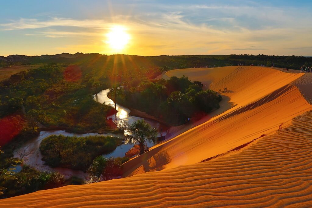 Contemple o inesquecível pôr do sol que tinge de ouro as dunas do Jalapão, um dos cartões postais do Tocantins.