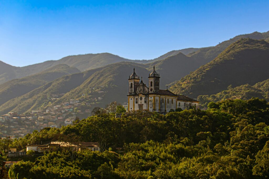 Localizada no ponto mais alto da cidade, a Igreja de São Francisco de Paula é um dos pontos turísticos imperdíveis em Ouro Preto. Além de sua arquitetura do século XIX, a igreja atrai visitantes por proporcionar uma vista espetacular de 360º de todo o centro histórico, com suas ladeiras, casarões coloniais e montanhas ao fundo. É o lugar perfeito para encerrar seu roteiro e contemplar a beleza de Ouro Preto do alto.