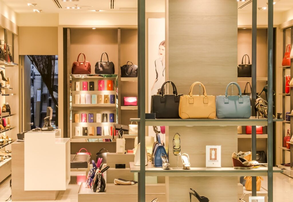 Interior de uma loja de bolsas e acessórios de moda, com prateleiras bem iluminadas exibindo diversas bolsas de couro em cores como preto, amarelo e azul-claro, sapatos, carteiras e outros itens. A imagem reflete a variedade e a sofisticação das opções de compras de artigos de luxo ou similares disponíveis no Paraguai.