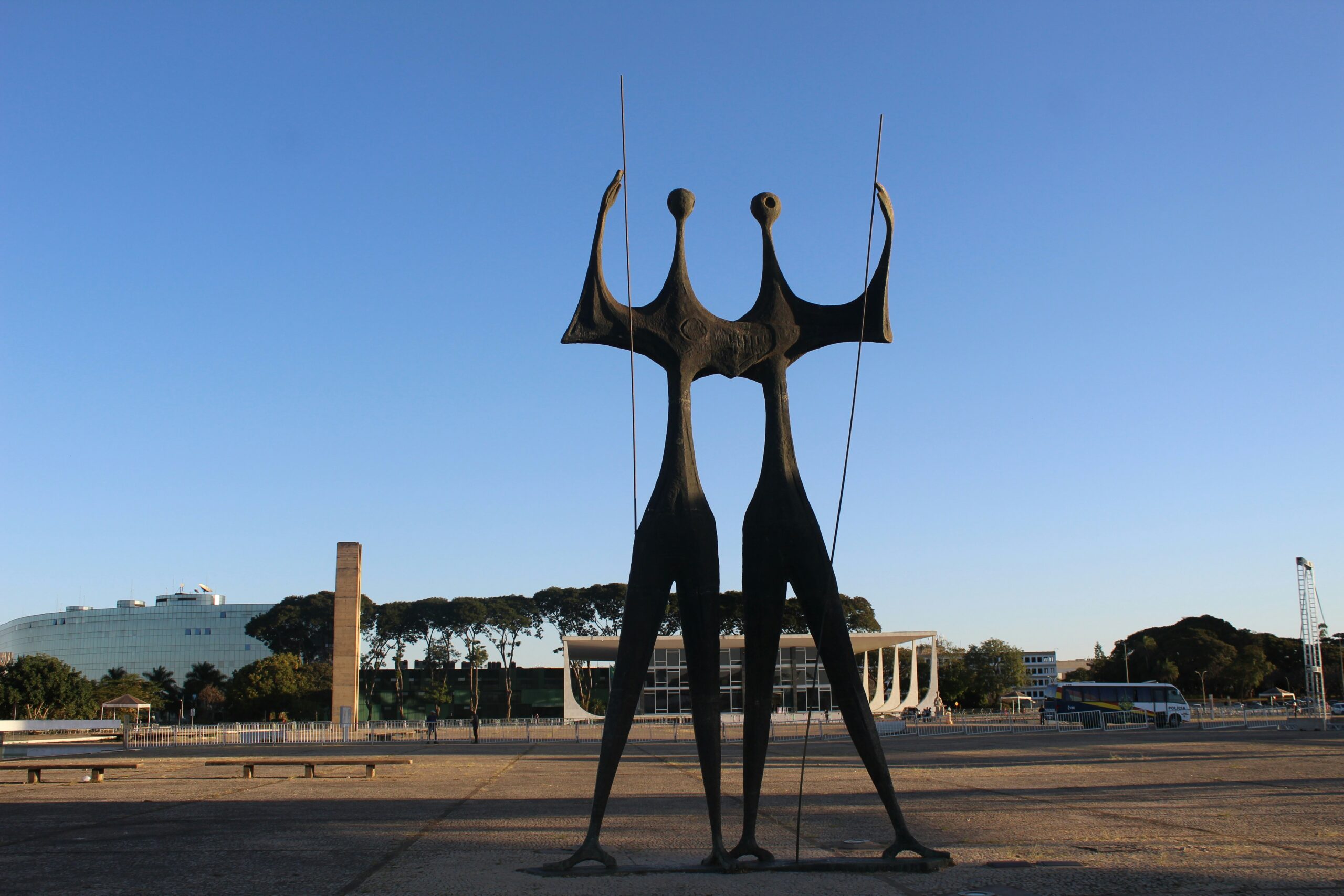 Os Candangos, inicialmente chamado de Os Guerreiros, é uma obra escultural de Brasília, no Distrito Federal, localizada na Praça dos Três Poderes.