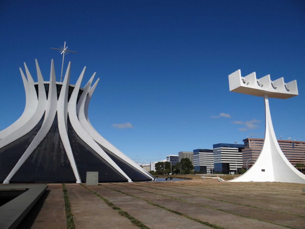 Catedral de Brasília Metropolitana Oscar Niemeyer arquitetura modernista paraboloide Catedral Metropolitana Nossa Senhora Aparecida ponto turístico
