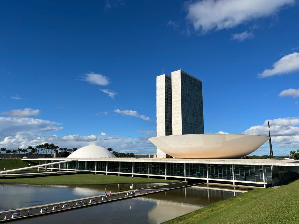 Congresso Nacional Brasília ponto turístico icônico arquitetura moderna Oscar Niemeyer sede poder legislativo Brasil