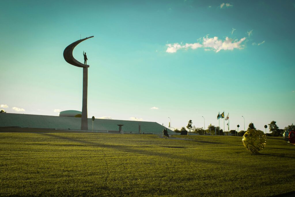 Memorial JK Brasília estátua Juscelino Kubitschek Oscar Niemeyer arquitetura ponto turístico Eixo Monumental capital