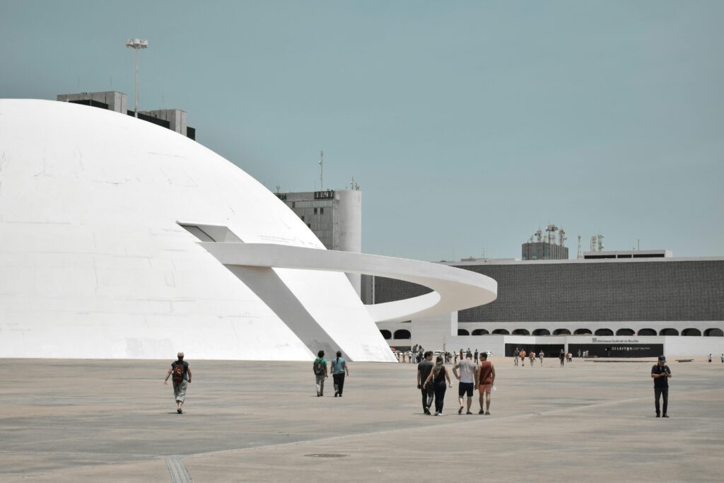 Museu Nacional da República Brasília esfera arquitetura Oscar Niemeyer centro cultural Eixo Monumental ponto turístico