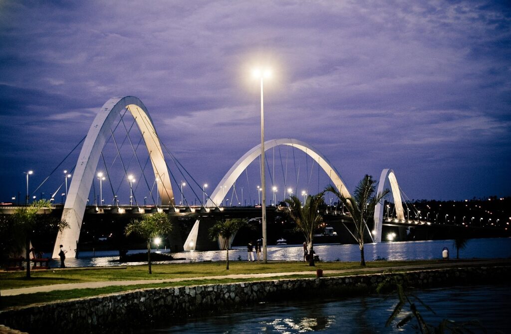 Ponte Juscelino Kubitschek JK Terceira Ponte Brasília Lago Paranoá arquitetura moderna iluminação noturna cartão-postal
