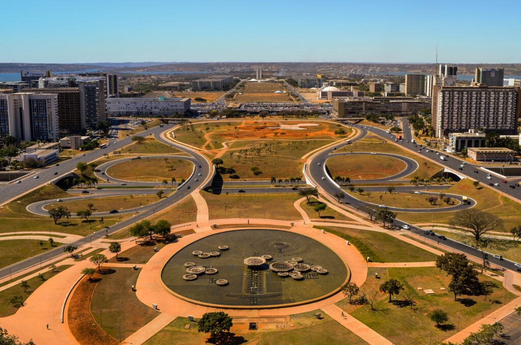 Vista panorâmica de Brasília do alto Eixo Monumental Fonte da Torre de TV arquitetura urbanismo pontos turísticos